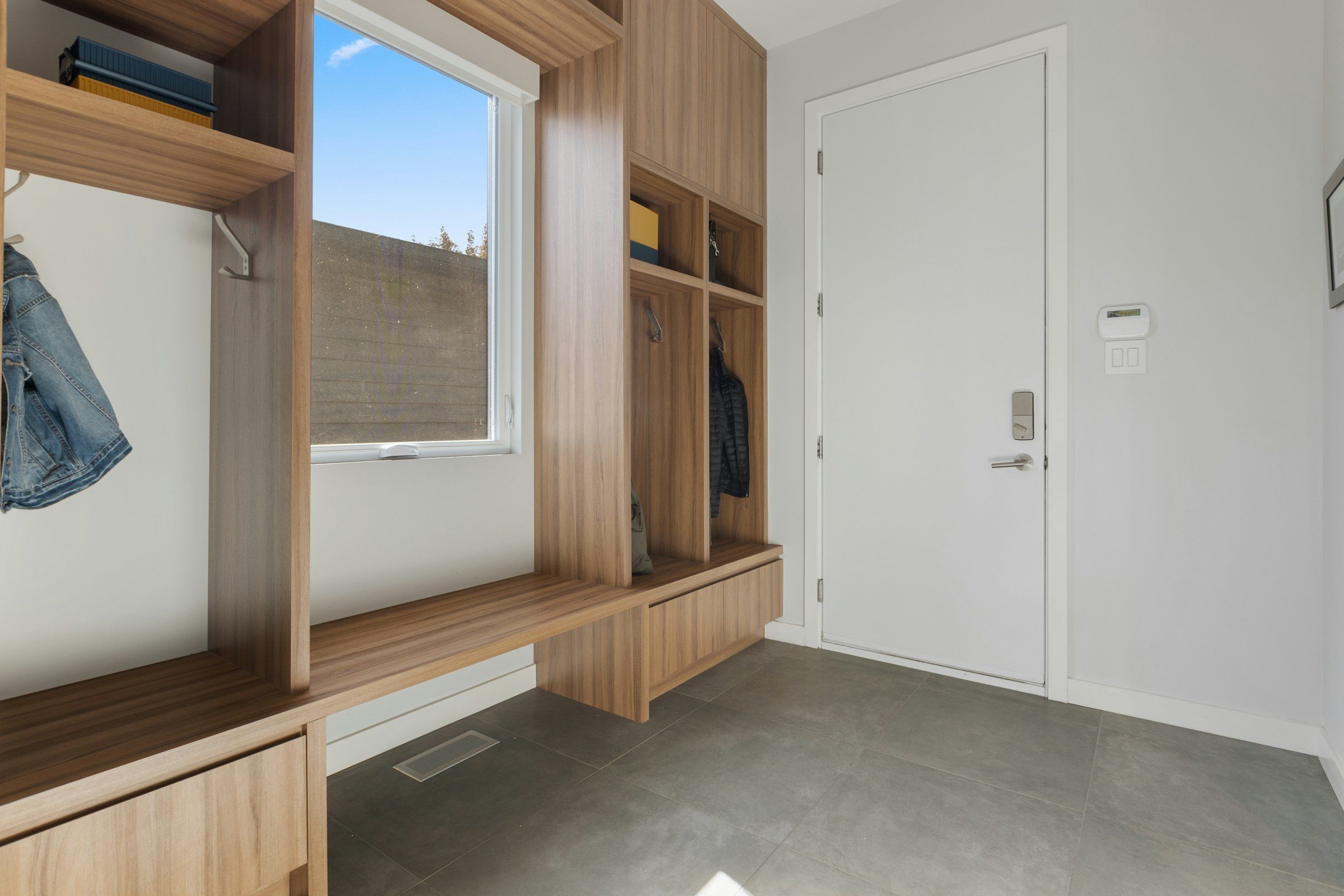Garderobe aus Holz mit Sitzbank in Rupperswil, Symbolbild