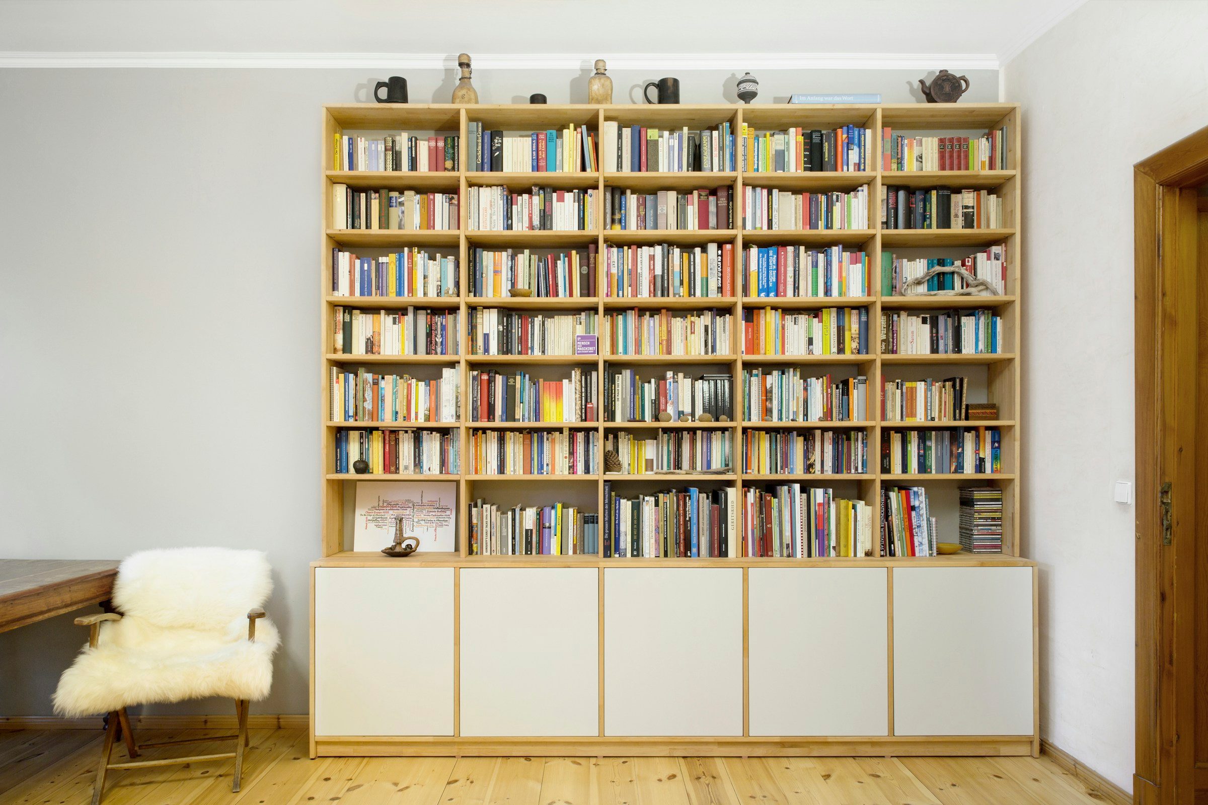 Bücherwand aus Eiche in Suhr, Symbolbild